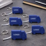 Set brelocuri camion albastre personalizabile cu ruletă, obiecte promoționale pentru companii de transport și curierat