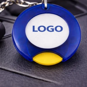 Prim-plan breloc cu fisă de cumpărături personalizat albastru, detaliu print logo clar și suprafață optimă pentru branding promoțional vizibil