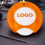 Breloc cu fisă de cumpărături personalizat portocaliu utilizat pe chei în interior auto, accesoriu promoțional practic pentru branding zilnic