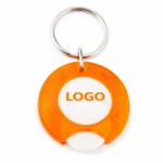 Breloc cu fisă de cumpărături personalizat portocaliu, produs izolat pe fundal alb, evidențiere formă rotundă și zonă de personalizare logo
