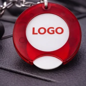 detaliu close-up breloc cu fisă de cumpărături personalizat roșu, logo clar și suprafață de personalizare print color