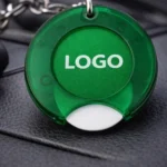 detaliu breloc verde cu fisă de cumpărături personalizat, prim-plan logo print color pe plastic translucid
