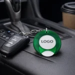 breloc verde cu fisă de cumpărături personalizat atașat la chei auto, accesoriu promoțional utilizat zilnic