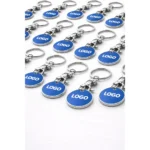 Set de brelocuri cu fisa metalica albastru personalizate, ideale pentru companii B2B si campanii promoționale cu expunere frecventa in retail