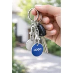 Breloc cu fisa metalica de cumparaturi personalizat albastru atasat la chei, accesoriu promoțional utilizat zilnic pentru vizibilitate constanta a brandului