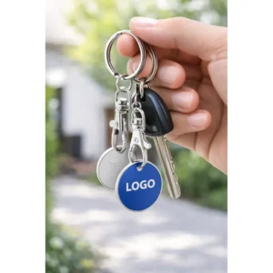 Breloc cu fisa metalica de cumparaturi personalizat albastru atasat la chei, accesoriu promoțional utilizat zilnic pentru vizibilitate constanta a brandului