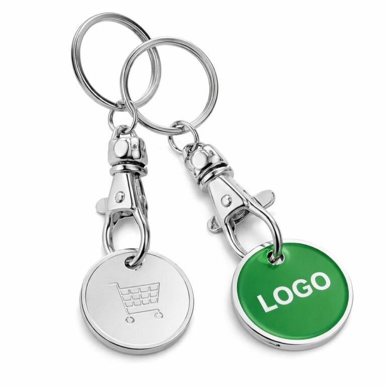 Breloc cu fisa metalica de cumparaturi personalizat verde, accesoriu metalic durabil ce transmite echilibru si branding natural cu utilizare zilnica