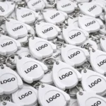 Brelocuri cu fisă din plastic alb pentru cărucior personalizat, prezentare bulk pentru distribuție promoțională, branding vizibil și utilizare zilnică în retail