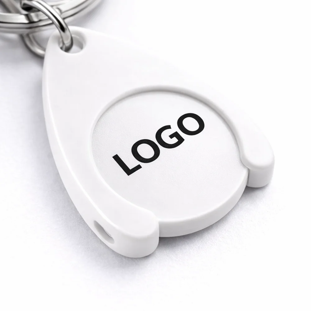 breloc-fisa-plastic-carucior-personalizat-alb-closeup-print-logo Prim-plan breloc cu fisă din plastic alb personalizat, detaliu print logo clar și suprafață optimă pentru personalizare promoțională