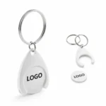 Breloc cu fisă din plastic alb personalizat, produs prezentat cu fisă detașabilă și inel metalic, obiect promoțional practic pentru campanii comerciale