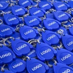 Brelocuri cu fisă din plastic albastru pentru cărucior personalizat, prezentare bulk pentru campanii promoționale, branding repetitiv cu expunere constantă în retail â
