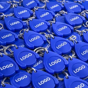 Brelocuri cu fisă din plastic albastru pentru cărucior personalizat, prezentare bulk pentru campanii promoționale, branding repetitiv cu expunere constantă în retail â