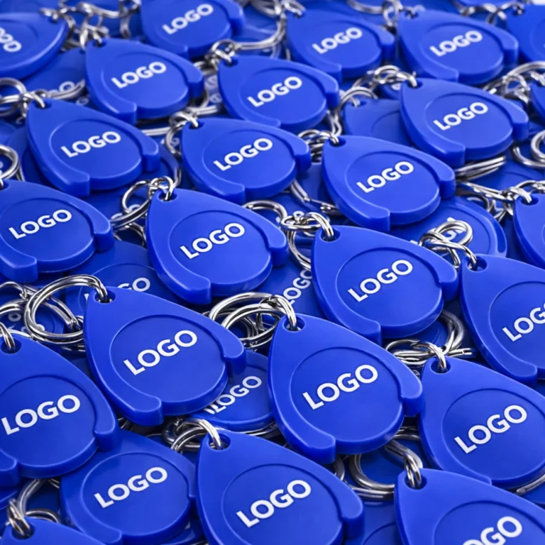 Brelocuri cu fisă din plastic albastru pentru cărucior personalizat, prezentare bulk pentru campanii promoționale, branding repetitiv cu expunere constantă în retail â