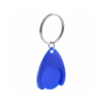 Breloc cu fisă din plastic albastru pentru cărucior personalizat, produs izolat cu inel metalic, accesoriu promoțional rezistent pentru branding profesional