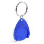 Breloc promoțional albastru cu fisă pentru cărucior, prezentare verticală clean pe fundal neutru, accent pe design compact și personalizare corporate