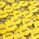 Brelocuri cu fisă din plastic galben pentru cărucior personalizat, prezentare bulk promoțională, ideale pentru distribuție largă și expunere repetată a brandului