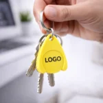 Breloc cu fisă din plastic galben personalizat folosit pe chei, exemplu real de utilizare zilnică pentru branding constant în supermarket și spații comerciale
