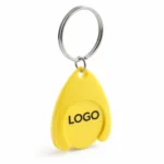 Breloc cu fisă din plastic galben pentru cărucior personalizat, produs izolat cu inel metalic, obiect promoțional durabil pentru campanii cu impact vizual puternic