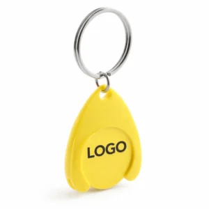 Breloc cu fisă din plastic galben pentru cărucior personalizat, produs izolat cu inel metalic, obiect promoțional durabil pentru campanii cu impact vizual puternic