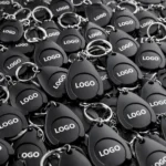 Brelocuri cu fisă din plastic negru pentru cărucior personalizat, prezentare bulk cu aspect corporate, obiect promoțional elegant pentru branding profesional și expunere constantă