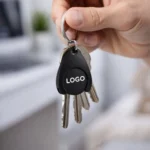 Breloc cu fisă din plastic negru personalizat folosit pe chei, exemplu real de utilizare zilnică pentru branding discret, elegant și expunere repetată a logo-ului