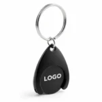 Breloc cu fisă din plastic pentru cărucior personalizat negru, produs izolat cu inel metalic, design sobru și profesional pentru branding corporate și utilizare zilnică