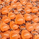 Brelocuri cu fisă din plastic portocaliu pentru cărucior personalizat, prezentare bulk promoțională ideală pentru retail, distribuție în masă și campanii cu vizibilitate ridicată