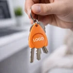 Prim-plan breloc cu fisă din plastic portocaliu personalizat, detaliu print durabil și suprafață optimă pentru logo, potrivit pentru campanii promoționale dinamice