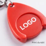 Prim-plan breloc cu fisă din plastic roșu personalizat, detaliu print durabil și suprafață optimă pentru logo, potrivit pentru campanii promoționale cu impact