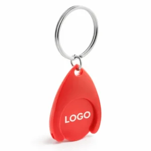 Breloc cu fisă din plastic pentru cărucior personalizat roșu, produs izolat cu inel metalic, obiect promoțional rezistent pentru branding activ și vizibilitate crescută
