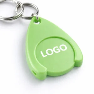 Detaliu breloc cu fisă din plastic verde pentru cărucior, personalizare logo alb și design compact promoțional