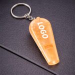 Detaliu close-up breloc portocaliu cu fluier și lanternă, plastic transparent și personalizare logo clară pentru branding cu impact imediat