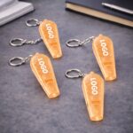 Brelocuri portocalii cu fluier și lanternă personalizate, compoziție de grup orientată pe vizibilitate și identificare rapidă în contexte