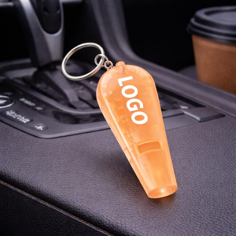 Breloc cu fluier și lanternă portocaliu personalizat, scenă lifestyle în interior auto, obiect promoțional cu vizibilitate ridicată și utilizare practică