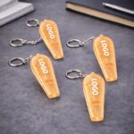 Set brelocuri cu fluier și lanternă personalizate portocaliu, prezentare de grup pentru campanii promoționale și evenimente organizate