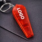 Breloc cu fluier și lanternă personalizat roșu din plastic transparent, produs principal cu logo vizibil pentru semnalizare rapidă și utilizare multifuncțională