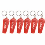 Brelocuri roșii cu fluier și lanternă personalizate, aliniate în serie pentru prezentare volum promoțional și identitate vizuală coerentă
