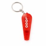 Breloc roșu cu fluier și lanternă personalizat, vedere frontală cu logo vertical, accesoriu promoțional pentru alertă și coordonare eficientă
