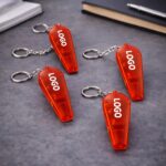 Set brelocuri cu fluier și lanternă personalizate roșu, prezentare de grup pentru campanii promoționale orientate spre vizibilitate și alertă