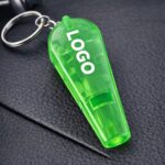 Detaliu close-up breloc cu fluier și lanternă verde, plastic transparent și personalizare logo clară, ideal pentru branding discret și durabil