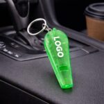 Breloc verde cu fluier și lanternă personalizat, poziționat în interior auto, accesoriu promoțional util pentru organizare și utilizare zilnică