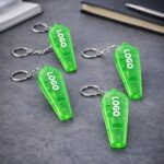 Set brelocuri cu fluier și lanternă personalizate verde, prezentare de grup pentru campanii promoționale și activități organizate cu identitate vizuală coerentă