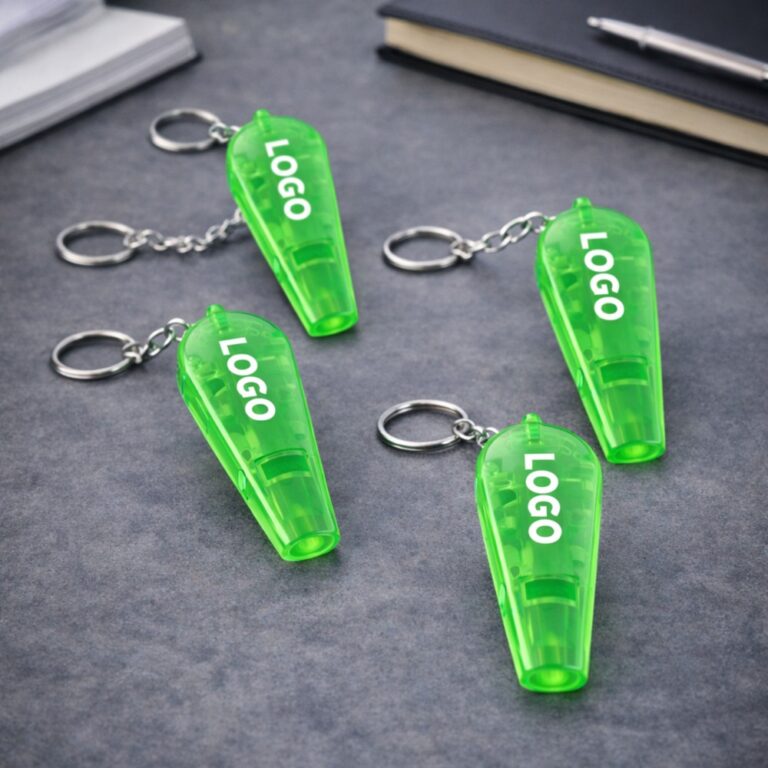 Set brelocuri cu fluier și lanternă personalizate verde, prezentare de grup pentru campanii promoționale și activități organizate cu identitate vizuală coerentă