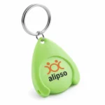 Breloc personalizat verde cu fisă pentru cumpărături și logo color, realizat din plastic rezistent pentru utilizare frecventă
