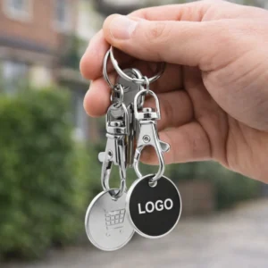 Breloc negru cu fisa metalica pentru carucior atasat la chei, accesoriu promoțional folosit zilnic pentru expunere constanta a brandului