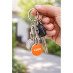 Breloc portocaliu cu fisa metalica pentru carucior prins de chei, accesoriu promotional folosit frecvent in supermarket pentru vizibilitate constanta