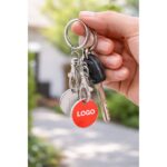 Breloc rosu cu fisa metalica pentru cumparaturi prins de chei, accesoriu promotional utilizat frecvent in supermarket pentru expunere constanta
