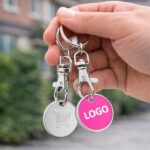 Breloc roz cu fisa metalica pentru carucior prins de chei, obiect promotional utilizat zilnic in supermarket pentru vizibilitate constanta