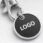 Close up breloc metalic negru cu suprafata personalizata prin gravura laser sau print color, aspect elegant si durabil