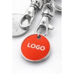 Prim plan al suprafetei rosii personalizabile pe breloc metalic cu fisa pentru carucior, potrivit pentru gravura laser sau print color expresiv